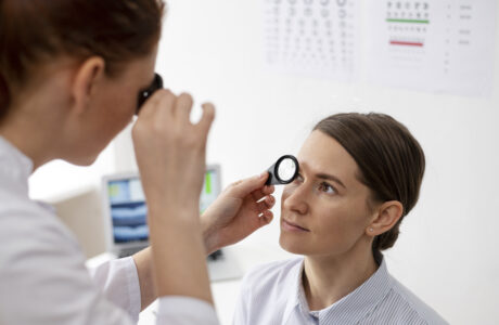 woman in an ophtalmologist check up